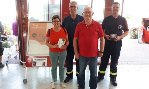 Die Feuerwehr informierte vor Ort die Bürger über Rauchmelder. Foto: Gunnar Schuchmann