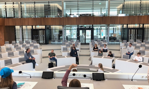 Björn Försterling (FDP) und Bernd Lynack (SPD) mit ihrer Besuchergruppe im Landtag. Foto: FDP