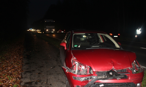 Die Unfallverursacherin und eine Beifahrerin des vorderen Fahrzeuges wurden nach Angaben der Polizei bei dem Unfall verletzt. Foto: Jan Borner