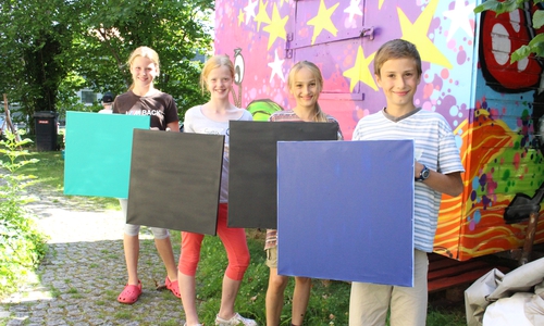 Der Hintergrund steht. Von links: Lara Bosse, Svea Junia Junger, Clara Katharina Hoops und Johannes Leander Maximilian Hoops.