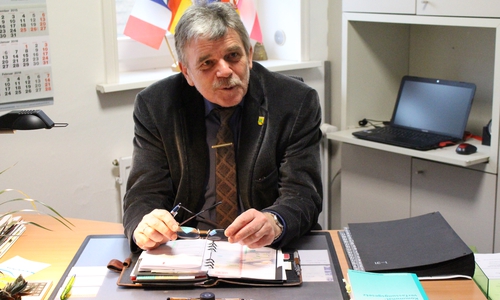 Sickter Bürgermeister Reinhard Deitmar in seinem neuen Büro. Foto: Max Förster