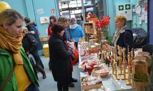Zahlreiche Stände laden beim vorweihnachtlichen Basar der Lebenshilfe Wolfenbüttel zum Stöbern ein. Foto: Lebenshilfe