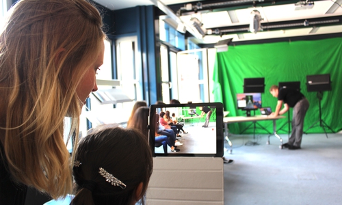 Christina Wicke vom Medienzentrum unterstützte die Kinder bei ihrer Arbeit. Fotos: Nick Wenkel