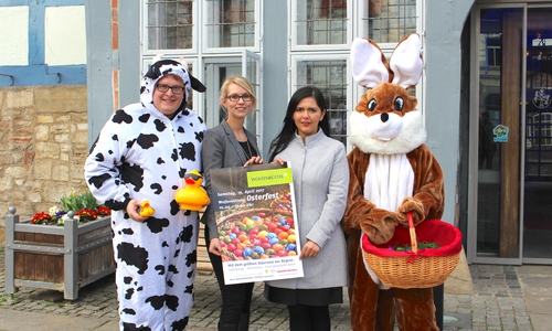 Christoph (alias Muh), Larissa Kammer, Rafiga Kurt (beide WoBau) und Ute Hofmann (Team Hofmann Event) als Osterhase bei der Präsentation des Osterfestes. Foto: Nick Wenkel