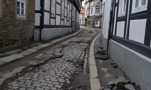  Im unteren Bereich der Bergstraße hat das Wasser dem Asphalt weggerissen. Foto: Stadt Salzgitter