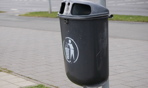 Die CDU im Stadtbezirksrat fragt an, wo die Abfallbehälter an den Wegen um den Golfplatz in der Lindenbergsiedlung hin sind. Symbolfoto: Alexander Panknin