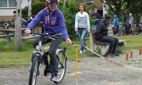 In der Oberschule in Velpke trainieren die Jugendlichen aus den oberen Klassen die Fünft- und Sechstklässler im Rahmen der Mobilitätsausbildung.
Die Räder weisen häufiger Mängel auf und die größeren Räder führen auch dazu, dass einige Übungen schwieriger zu bewältigen sind. Archivfoto: Kreisverkehrswacht Helmstedt