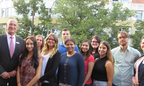 Landrat Franz Einhaus (von links), Diana Eifert, Sabrina Genz, Melanie Hermanski, Frédéric Joswiak, Leonie Grove, Haly Nguyen, Maike Winkler, Christina Pappa, Benjamin Heibutzki, Monique Bufe (Personalwesen/Ausbildung) Foto: Landkreis Peine