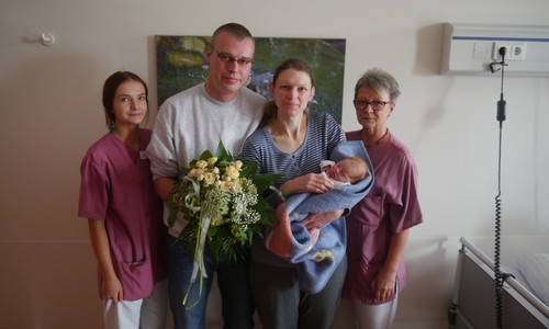 Hebamme Michelle Hermann (von links), Vater Patrick Korte, Mutter Elina Korte mit dem Jubiläumsbaby Melena Korte und Stationsleitung Carmen Gragert. Foto: Helios Klinikum Gifhorn