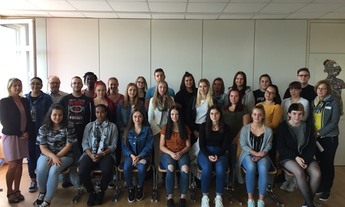 Der Pflegenachwuchs des ersten Lehrjahres mit Kursleiter Frank Paul, Pflegedirektorin Aline Prasse und Schulleiterin Juliane Hunze. Foto: Helios