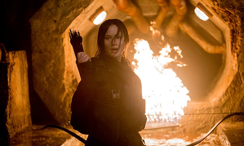 Katniss Everdeen, das Mädchen das in Flammen steht, im Kampf gegen die Mutationen im Untergrund. Foto: Studiocanal