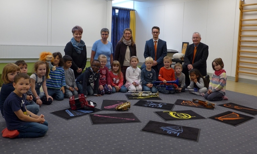 Die Verantwortlichen freuen sich über die neuen Materialien. Foto: Volksbank