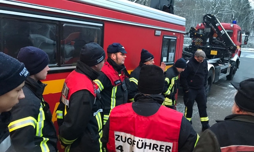 Die Suchmannschaften bei ihrer Lagebesprechung am heutigen Samstag. Foto: Kreisfeuerwehr Hameln-Pyrmont
