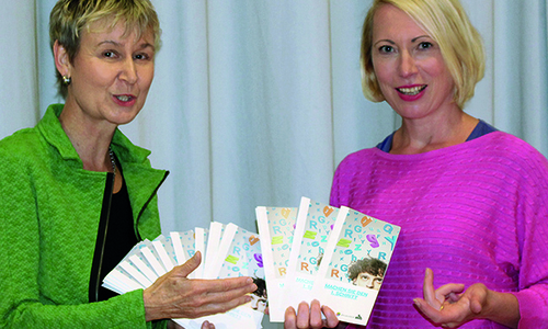 Lesen und Schreiben an der VHS Wolfsburg: Dr. Verena Kirchner und Elisabeth Krüger stellen die Aplhabetisierungs-Kurse vor. Foto: Stadt Wolfsburg