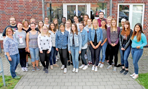 Die neuen Gesundheits- und Krankenpflegeschülerinnen und –schüler im Städtischen Klinikum (in alphabetischer Reihenfolge): Semra Alcicek, Abdelgani Ali Adam, Neele Büttner, Zoe Döbler, Laetitia Exner, Nick Fettke, Juliane Glässner, Yvonne Jäger, Alisa Jensen, Anja Klare, Theres Krämer, Jacqueline Loose, Lena Luthien, Caroline Müller, Celine Neumann, Victoria Niedurny, Betül Özmen, Sunniva Pape, Jennifer Richter, Marie-Kristin Rösler, Natalie Schneider, Cassy Tecseanu, Jacqueline Vitmanis. Foto: Städtisches Klinikum
