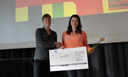 Die Präsidentin des Zonta-Clubs Salzgitter Dr. Annette Röttger (links) überreicht den 1.500 Euro Scheck an die Bachelor-Studentin Jasmin Hoff. Foto: Max Förster
