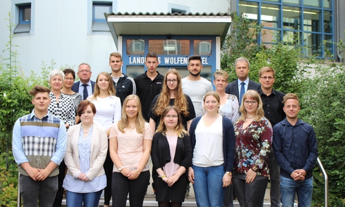 Die Landkreisverwaltung begrüßt die dreizehn neuen Auszubildenden/Jahrespraktikanten. Foto: Max Förster