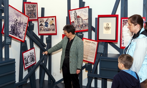 Museumsleiterin Bettina Greffrath mit Besuchern. Foto: Stadt Wolfsburg