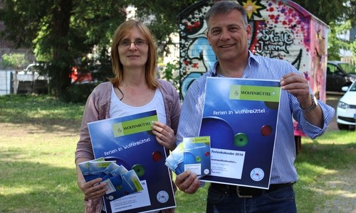 Sylke Troch und Stephan Fabriczek von der Stadtjugendpflege präsentieren den Ferienkalender 2016. Foto: Max Förster