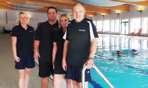 Das Team des Badezentrums freut sich auf das inzwischen 3. Candle-Light- Schwimmen: (v.li.) Lydia Dreyzehner, Simon Lutz, Anka Zehe, Bernd Maushake. Foto: Stadt Schöningen
