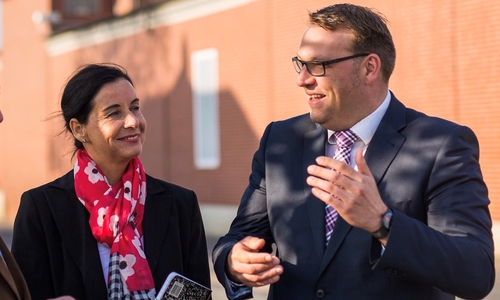 In Grasleben teilt Veronika Koch, MdL dem Samtgemeindebürgermeister Gero Janze mit, dass das Land eine Finanzierungshilfe gegeben hat. Foto: Samtgemeinde Grasleben