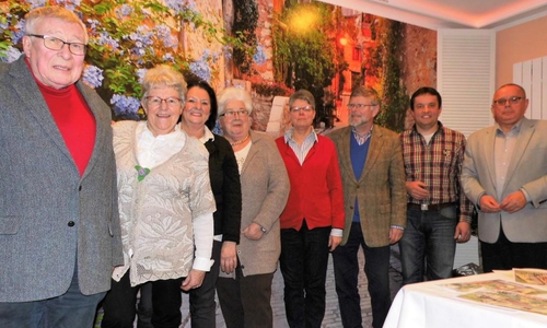 BU: Der Vorstand des Gärtnermuseums mit (v. l.) Dr. Kurt Kühne, Elisabeth Schwieger, Susanne Gründel, Doris Liefner, Rosi Isensee, Volker Baumann, Florian Kinne und Andreas Meißler freut sich auf die Veranstaltungen 2018. Foto: Eyke Isensee