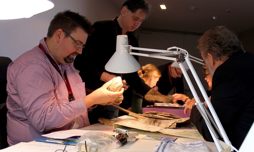Dr. Felix Hillgruber, Kurator der Sonderausstellung, untersucht einen der archäologischen Funde beim Bestimmungstag 2015. Foto: paläon