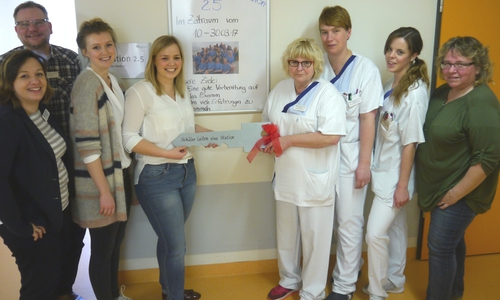 Feierliche Stationsübergabe (v. l. n. r.): Schulleiterin Ingrid Rehfeldt, Pflegedirektor Jens Bosenick, die Schülerinnen Lisa-Marie Graumann (stellv. Projekt-Stationsleitung) und  Teresa Kröger (Projekt-Stationsleitung), Hiltraud Klein (Stationsleitung 2.5), Ilka Lampert (stellv. Stationsleitung), Jackline Bock (Praxisanleiterin auf der Station 2.5) sowie Marion Ipkendanz (hauptamtliche Praxisanleiterin). Fotos: HELIOS Klinikum