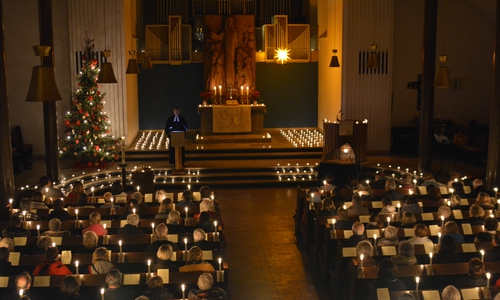 Die Lutherkirche wurde von hunderten Kerzen erhellt		