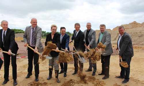 Viele Helfer beim ertsen Spatenstich für die Kita Wendschott. Kai-Uwe Hirschheide, Ingolf Viereck, Iris Bothe, Falko und Klaus Mohrs, Günther Lach, Siegfried Leu. Foto: Christoph Böttcher