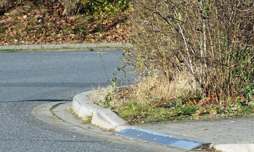 Diese Absenkung führt zu den Problemen an der Stelle. Foto: Achim Klaffehn