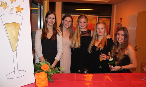 Schülerinnen der 10. Klasse warteten mit Sekt auf. Foto: Privat