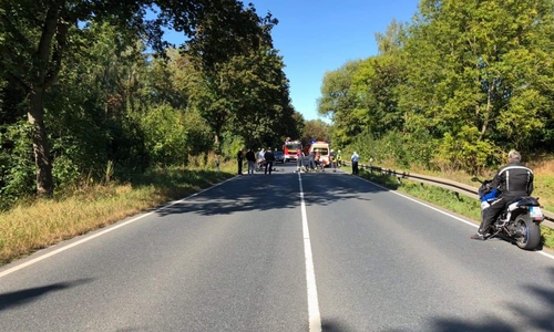 Heute Mittag kam es zu einem Verkehrsunfall auf der B 6. Ein Motorradfahrer verletzte sich dabei schwer. Feuerwehr, Polizei und Rettungsdienst waren im Einsatz. Foto: Freiwillige Feuerwehr Othfresen