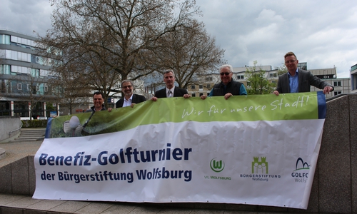 Peter Butt (Clubmanager Golfclub Wolfsburg), Norbert Preine (Präsident Golfclub Wolfsburg), Manfred Hüller (Geschäftsführer der Bürgerstiftung Wolfsburg), Klaus Fuchs (Ratsmitglied der Bürgerstiftung Wolfsburg) und Roy Präger (VfL Wolfsburg) präsentieren das diesjährige Benefiz-Golfturnier. Foto: Christoph Böttcher