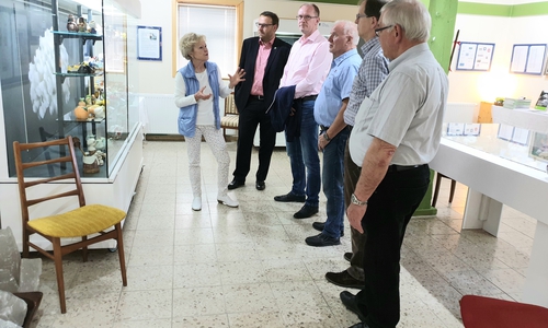 Gabriele Lohrengel erläutert Samtgemeindebürgermeister Gero Janze sowie den Ratsmitgliedern Carsten Hütter (Querenhorst), Kurt Bartsch (Mariental), Gregor Nitschke (Grasleben) und Jörg Minkley (Rennau) ihre Rekordidee. Samtgemeinde Grasleben
