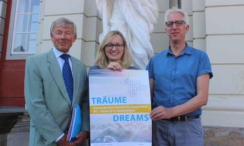 16 Chöre aus zehn Ländern werden in Wolfenbüttel musizieren. Prof. Dr. Christoph Helm, Doreen Ehlers und Jörg Meder freuen sich auf jede Menge Musik in der Lessingstadt.  Foto: Anke Donner 