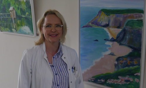 Oberärztin Dr. Katharina Mutlak stellt ihre Bilder in der Eingangshalle des Helios Klinikum Gifhorn aus. Foto: Helios Klinikum Gifhorn 