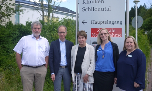 v.l. : Dr. med. Randall Thomas, Leitender Arzt, Neurologische Frührehabilitatioder Schildautal-Kliniken, Prof. Dr. med. Rainer Dziewas, Leiter Schlaganfalleinheit, Klinik für Neurologie, Universitätskrankenhaus Münster, US-Expertin Prof. Susan E. Langmore, Sprachtherapeutin Sandra  Hagen und Silke Fiedler, Logopädin. Foto: Asklepios Kliniken Schildautal

 