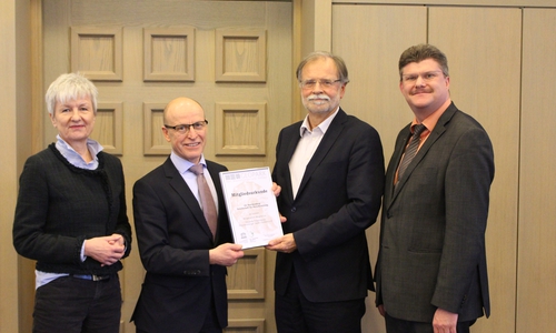 Senckenbergs Generaldirektor Prof. Dr. Dr. hc. Volker Mosbrugger (2. v. r.) nimmt in Königslutter vom Vorsitzenden Hans-Werner Schlichting (2. v. l.) die Aufnahmeurkunde entgegen. Foto: Christoph Böttcher