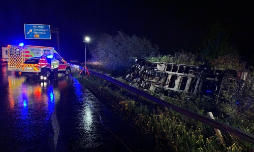 Auch wenn das Fahrzeug deutlich größer aussieht, reichte der Abschlepper für ein Gewicht von 2,5 Tonnen aus. Foto: Feuerwehr Helmstedt