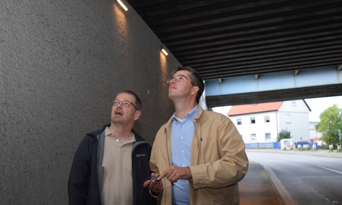 Dr. Oliver Junk (rechts) und Mathias Brand testen die Fernbedienung für die neuen LEDLeuchten
von HarzEnergie in der Unterführung. Foto: Stadt Goslar