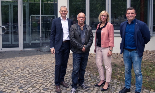 Meik Rahmsdorf von der Braunschweigischen Sparkassenstiftung, Zeitzeuge Karl-Heinz Richter, Schulleiterin Dr. Ute Krause und Politiklehrer Benjamin Rohac von der Großen Schule (v. li.). Fotos: Große Schule