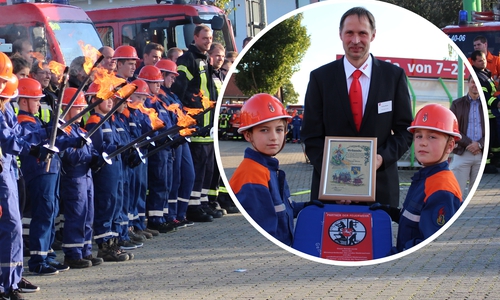Eine erfolgreiche Partnerschaft: Thomas Macke bekommt die Auszeichnung überreicht von kleinen Kameraden der Jugendfeuerwehr. Fotos: Nick Wenkel