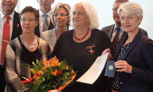 Für ihr außergewöhnliches Engagement wurde der Leiterin der Freiwilligenagentur Jugend-Soziales-Sport e.V., Astrid Hunke, am Mittwoch das Bundesverdienstkreuz von der Landrätin Christiana Steinbrügge verliehen. Foto: Privat