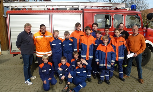 Die Jugendfeuerwehr Fümmelse kann sich über eine Spende des CDU-Ortsverbandes freuen.
Foto: Privat