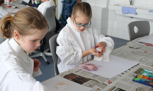 Die beiden Emilys zeigen ihre Kreativität bei der Farbspritztechnik mit einer Zahnbürste. Foto: Max Förster