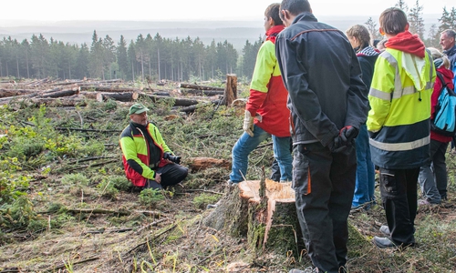 Martin Bollmann mit jungen Buchen und jungen Gästen. Foto: Nationalpark Harz