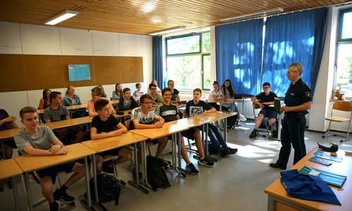 Claudia Fricke von der Polizei Wolfenbüttel klärt die Schüler des THG mit Praxisbeispielen über Drogenkonsum auf. Foto: THG Wolfenbüttel