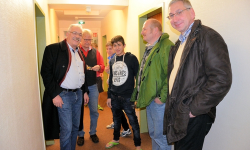 Wilhelm Priesmeier besucht Flüchtlingsunterkunft in Dassel. Foto: Privat