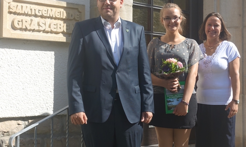v.l. Samtgemeindebürgermeister Gero Janze, Auszubildende Milita Jawni, und Ilka Hakverdi (Personalverantwortliche). Foto: Samtgemeinde Grasleben